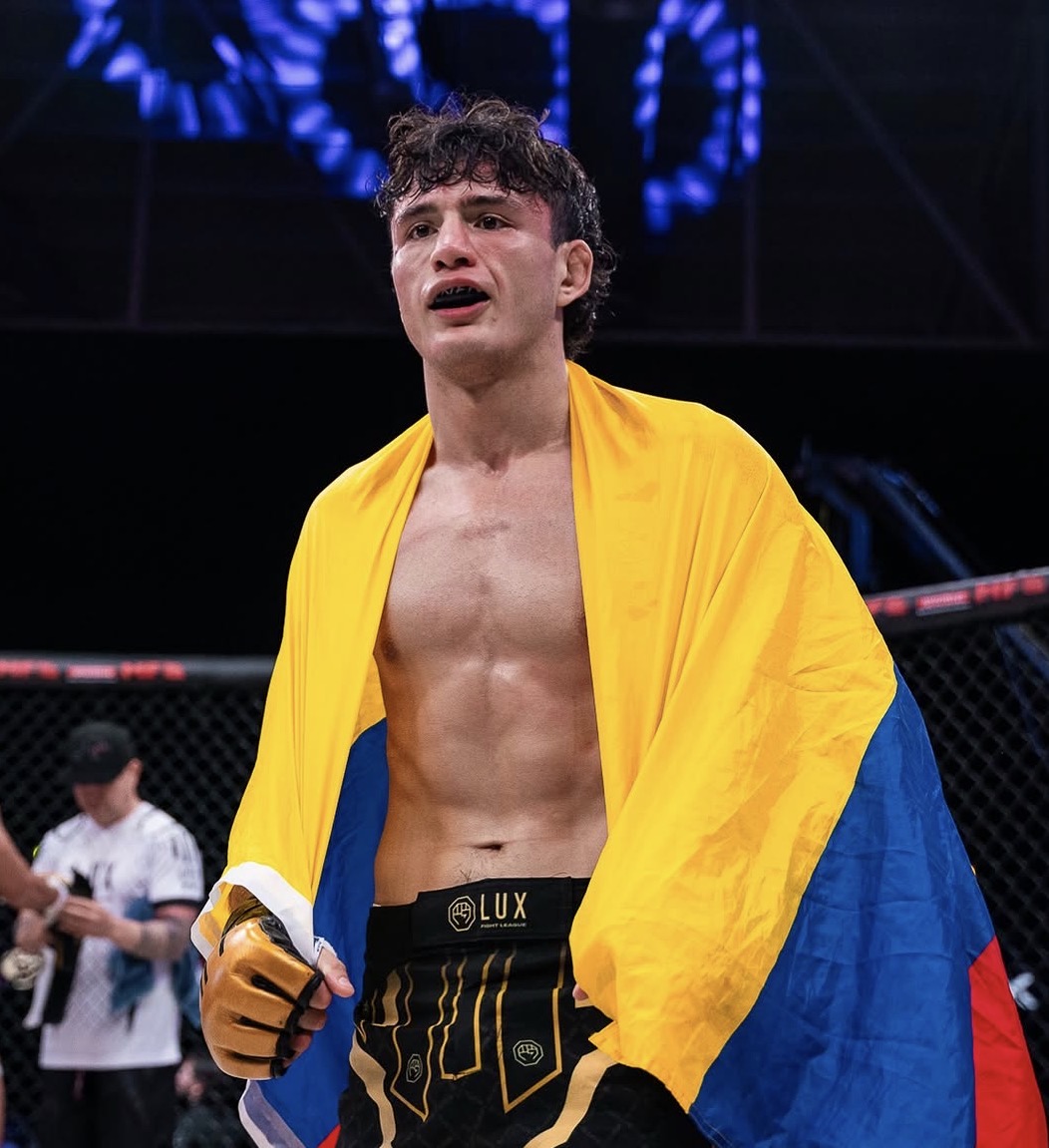 Santiago Prieto - Celebración con la Bandera de Colombia
